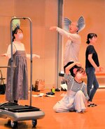 リハーサルで場面ごとに歌や演技を確認する出演者ら＝１３日、倉吉未来中心
