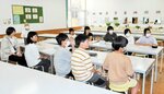 戦争体験の話に耳を傾ける児童ら＝２０日、新温泉町諸寄の浜坂西小