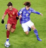 ミャンマー戦の後半、競り合う佐野（右）＝パナソニックスタジアム吹田