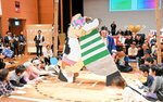 結びの一番となった優勝決定戦に盛り上がる会場＝３１日、鳥取県倉吉市駄経寺町２丁目の倉吉未来中心小ホール