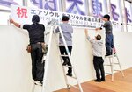 米子―ソウル定期便の２５日の運航再開に向けて式典の準備が進む会場＝２４日、境港市の米子鬼太郎空港