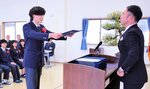 阪本校長から卒業証書を受け取る卒業生（左）＝６日、北栄町の中央高等学園専修学校