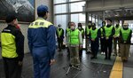 出発式で決意を述べる県災害ボランティア隊の湯口代表（中央）＝５日、鳥取県庁