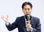 　静岡県知事選が告示され、大村慎一氏の出陣式であいさつする自民党の城内実・静岡県連会長＝９日午前、静岡市