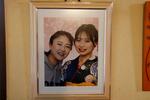 　由香利さん（左）と珠蘭さんの遺影