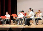 息の合った演奏を披露する「木曜アンサンブル」＝８日、香美町の香住区中央公民館