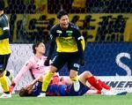 　ＦＣ東京―柏　試合終了間際、同点ゴールを決め、雄たけびを上げる柏・木下（手前）。ＧＫ野沢大＝国立競技場