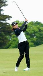 　第１日、１番でショットを放つ野沢真央。３アンダーの６９＝浜野ＧＣ