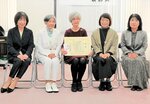 全国優良読書グループ表彰を受けた「米子おはなしかご」のメンバー