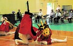 麒麟獅子舞部員たちの演舞に見入る同窓会員ら＝２４日、新温泉町芦屋の浜坂高