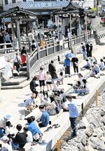 多くの観光客でにぎわう源泉「荒湯」周辺＝４日、新温泉町湯の湯村温泉街