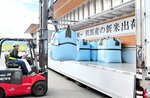 トラックに積み込まれる但馬産の極わせ品種「ちほみのり」＝２８日、豊岡市清冷寺のＪＡたじまこうのとりカントリーエレベーター