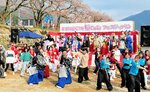 観客も巻き込んで盛り上がるステージイベント＝６日、智頭町智頭