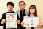 手作りのチラシを手に来場を呼びかける学生と小笠原教授（中央）＝１６日、鳥取市湖山町南の鳥取大学