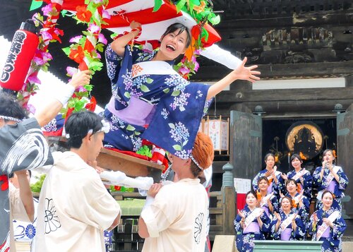 宝恵駕籠に乗り込み愛嬌を振りまく愛染娘＝３０日、大阪市天王寺区の愛染堂勝鬘院