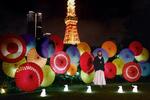 　「ザ・プリンス　パークタワー東京」の屋外庭園に飾られた６色の和傘＝東京・芝公園（提供写真）