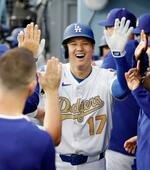 　タイガース戦の７回、２号ソロを放ち、チームメートに迎えられるドジャース・大谷＝ロサンゼルス（共同）