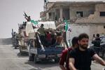 　シリア北西部で５年以上離れた自宅に戻ろうとする国内避難民らの車列＝１８日（ＡＰ＝共同）