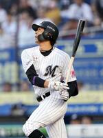 　１回ロッテ無死、岡が中堅に二塁打を放つ＝ＺＯＺＯマリン