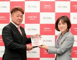 吉岡専務（右）から盾を受け取る岡村会長＝鳥取市栄町の山陰合同銀行鳥取営業部