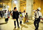 ２階の収蔵庫部分を見学する来場者ら＝１４日、倉吉市駄経寺町２丁目の鳥取県立美術館建設現場