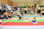 親たちが待つゴール目指してハイハイする赤ちゃん
