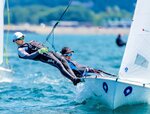 女子４２０級　安定したレース運びで総合１位となった境の林深姫（左）と森山伊織のペア＝和歌山セーリングセンター沖（和歌山県セーリング連盟提供）