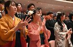  晴れ着に身を包み、式典に出席する卒業生ら＝１８日、鳥取市のとりぎん文化会館 