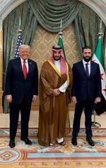 　１４日、写真撮影に臨んだ（左から）トランプ米大統領、サウジアラビアのムハンマド皇太子、シリアのシャラア暫定大統領＝サウジの首都リヤド（シリア国営通信提供、ＡＰ＝共同）