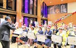 迫力ある演奏を披露する鳥取大、八頭高の吹奏楽団
