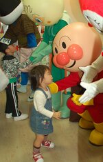 子供たちに人気のアンパンマンショー＝２００８年10月５日、北栄町
