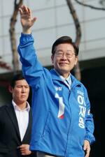 　韓国・京畿道で遊説後、市民らに手を振る最大野党「共に民主党」の李在明候補＝２６日（聯合＝共同）
