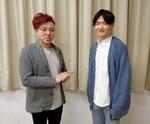 　所属タレントと話す障害者専門の芸能事務所「アヴニール」の田中康路社長（左）＝４月、東京都新宿区
