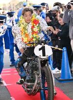 　オートレースの共同通信社杯プレミアムカップを制し、表彰式に向かう青山周平＝浜松オートレース場
