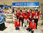 　中元商戦に向け、開店前に盛り上がるスタッフ＝２８日午前、大阪市阿倍野区の近鉄百貨店本店