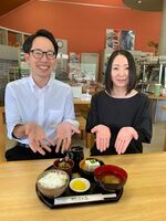 三朝町観光協会の山口智栄子さん（右）と地域おこし協力隊の森田柾さん＝喫茶サンテ