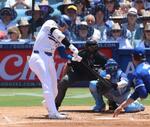 　ロイヤルズ戦の３回、１８号ソロを放つドジャース・大谷＝ロサンゼルス（共同）