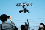 　デモ飛行が披露された空飛ぶクルマ「ＨＥＸＡ」＝１４日午前、大阪市此花区の夢洲