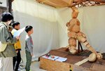 「三笘の１ミリ」を竹製品一式で巧みに表現した一式飾り＝１日、南部町法勝寺