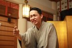 高座に上がる一海さん（提供）