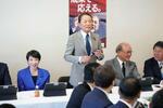 　自民党本部で開かれた「自由で開かれたインド太平洋戦略本部」の会合であいさつする麻生太郎最高顧問。左は高市前経済安保相＝１４日午後、東京・永田町