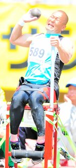 日本パラ陸上選手権の男子砲丸投げ（座位Ｆ５５）で自身の持つ日本記録を更新する８㍍３４をマークして優勝した森卓也＝２０１６年５月、コカ・コーラ陸上競技場（現ヤマタスポーツパーク陸上競技場）