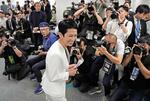　記者会見を終え引き揚げる立憲民主党の蓮舫参院議員＝２７日午後、東京・永田町の党本部