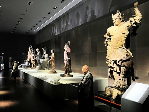 特別展に先立ち公開されている「二天王立像」（手前）