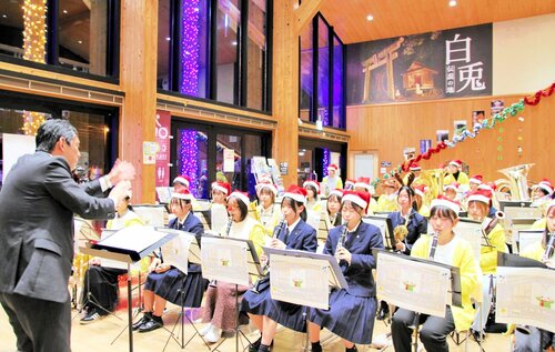 迫力ある演奏を披露する鳥取大、八頭高の吹奏楽団
