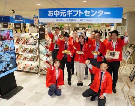　中元商戦に向け、開店前に盛り上がるスタッフ＝２８日午前、大阪市阿倍野区の近鉄百貨店本店