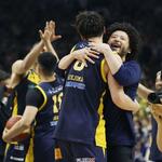 　Ｂリーグで優勝し、喜ぶ宇都宮・田臥（手前右）ら＝横浜アリーナ