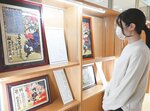 会場には色彩豊かな引札が並ぶ＝２４日、鳥取市富安２丁目の市立中央図書館