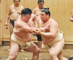 　朝稽古で師匠の二所ノ関親方（左）と相撲を取る大の里＝茨城県阿見町の二所ノ関部屋