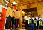 タゴガエルの個性的な鳴き声をまねる出場者ら（左）＝６日、鳥取市湯所町１丁目の湯所神社